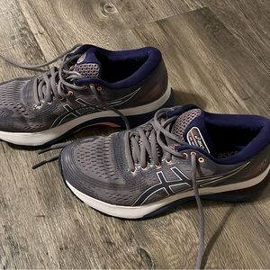 Women gel, Nimbus 7.5 running shoes.
